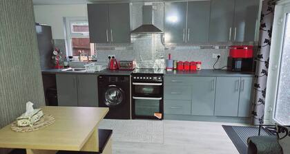 Cozy 2-bedroom Apartment in Tyseley, UK - Perfect City Retreat