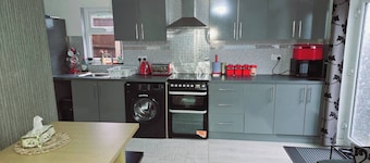 Cozy 2-bedroom Apartment in Tyseley, UK - Perfect City Retreat