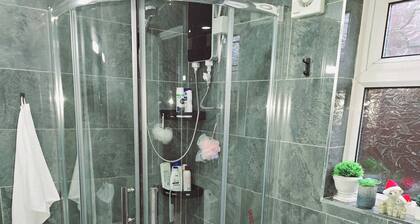 Cozy 2-bedroom Apartment in Tyseley, UK - Perfect City Retreat