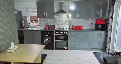 Cozy 2-bedroom Apartment in Tyseley, UK - Perfect City Retreat