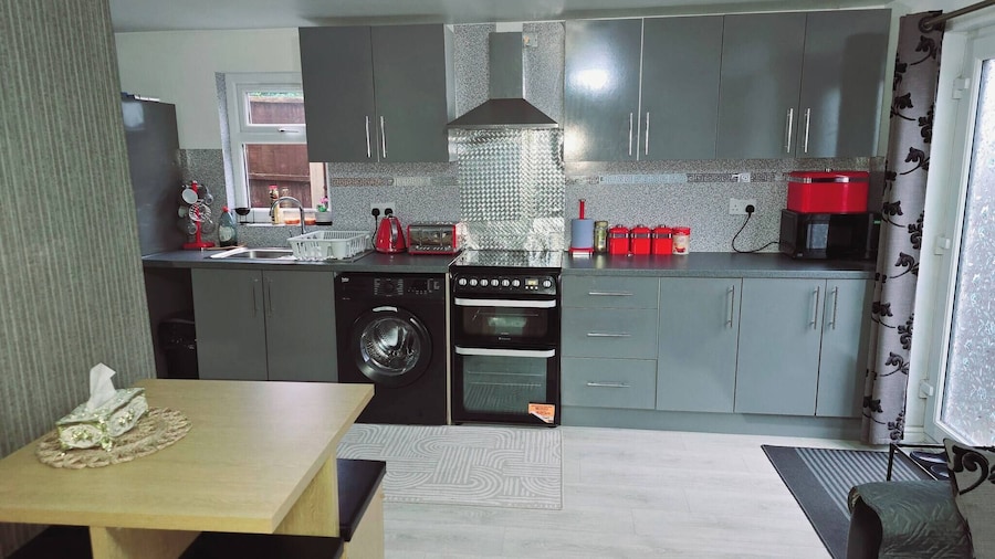 Cozy 2-bedroom Apartment in Tyseley, UK - Perfect City Retreat