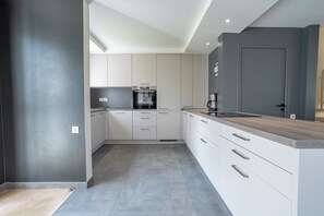 Fridge, microwave, oven, stovetop - Stunning vacation villa in Carnac Plage (Carnac)