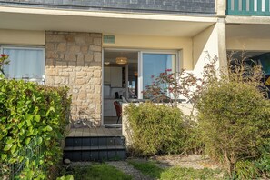 Exterior detail - Sea-view garden-level flat (Ploemeur)