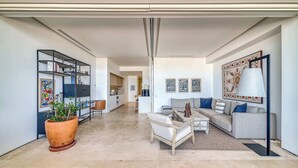 Uma sala de estar moderna com sofá, mesa de centro e estante.