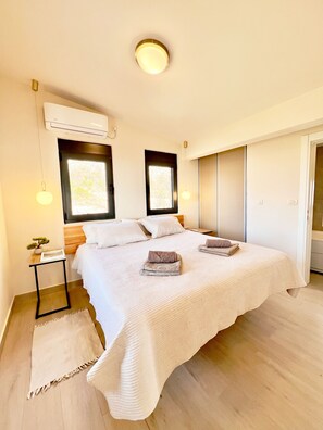 Tabla de planchar con plancha, wifi y ropa de cama 
