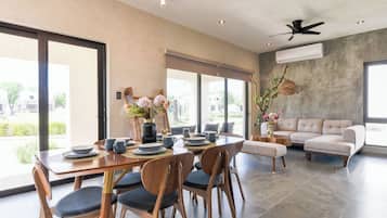 Comfort Villa, Pool View | Dining room