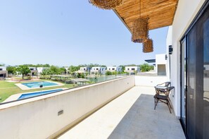 Villa – comfort, bassengutsikt | Balkong