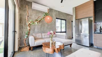 Villa – comfort, bassengutsikt | Oppholdsområde