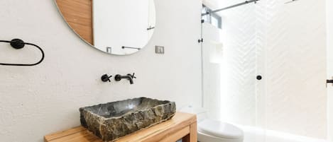 Comfort Villa, Pool View | Bathroom | Shower, free toiletries, towels, soap
