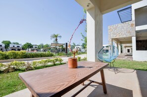 Villa – comfort, bassengutsikt | Terrasse/patio