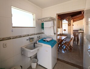 Fridge, oven, cookware/dishes/utensils - Casa de Campo Ampla com Piscina e Churrasqueira (Águas de Santa Bárbara)