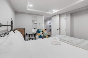 Tabla de planchar con plancha, wifi y ropa de cama 