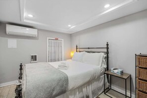 Iron/ironing board, WiFi, bed sheets - 1-BR Pad in the Heart of Petworth / Walk to METRO (Washington DC)