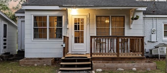 Tiny Home | Close to downtown | Deck Space