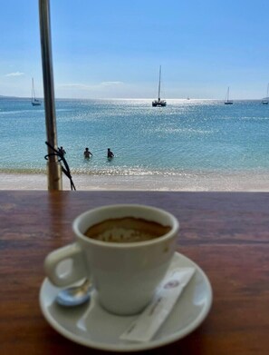 Näkymä rannalle/valtamerelle