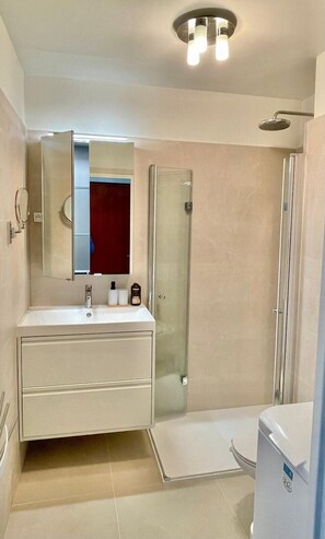 Shower, hair dryer, towels - Sea View • Pool • Air Conditioning • Beach 300m Away • Rated 3 stars (Le Lavandou)