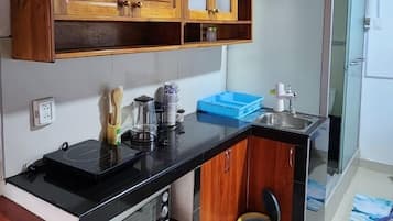 Kühlschrank, Ofen, Geschirrspüler, Wasserkocher mit Kaffee-/Teezubehör