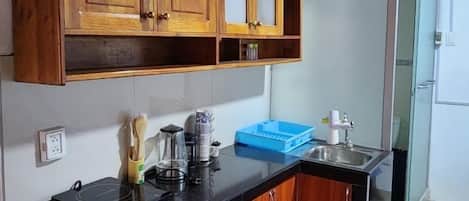 Kühlschrank, Ofen, Geschirrspüler, Wasserkocher mit Kaffee-/Teezubehör