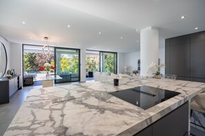 Interior - Villa Karma -Elegant Villa with Pool, Garden & Mul (Benahavís)