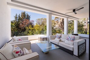 Terrace/patio - Villa Karma -Elegant Villa with Pool, Garden & Mul (Benahavís)