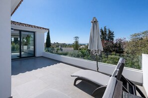Terrace/patio - Villa Karma -Elegant Villa with Pool, Garden & Mul (Benahavís)