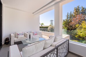 Terrace/patio - Villa Karma -Elegant Villa with Pool, Garden & Mul (Benahavís)