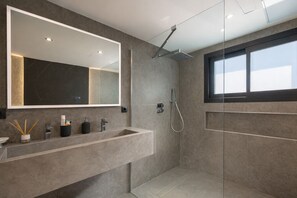 Shower, towels - Villa Karma -Elegant Villa with Pool, Garden & Mul (Benahavís)