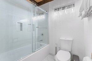 Shower, hair dryer, towels, shampoo - Renovated Condo with Pool, walk to Lake (Kings Beach)