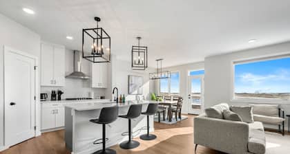 Large Single Detached House with Pool Table, King Bed & More