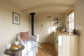 Interior - Riverside Shepherd's Hut with Hot Tub | Tewkesbury (Tewkesbury)