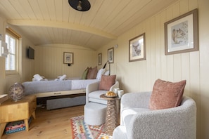 Living area - Riverside Shepherd's Hut with Hot Tub | Tewkesbury (Tewkesbury)