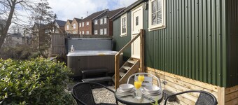 Riverside Shepherd's Hut with Hot Tub | Tewkesbury