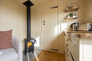 Interior - Riverside Shepherd's Hut with Hot Tub | Tewkesbury (Tewkesbury)