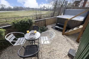 Outdoor dining - Riverside Shepherd's Hut with Hot Tub | Tewkesbury (Tewkesbury)