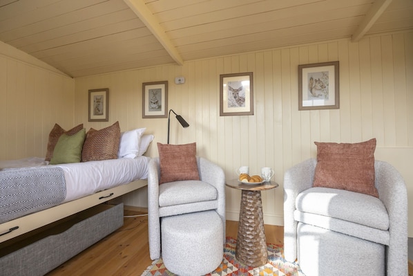 Room - Riverside Shepherd's Hut with Hot Tub | Tewkesbury (Tewkesbury)