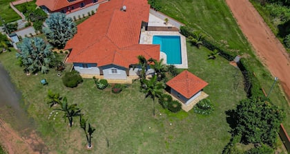 Casa de Campo Ampla com Piscina e Churrasqueira