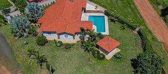 Casa de Campo Ampla com Piscina e Churrasqueira
