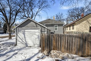 Exterior - Comfortable Crescentwood Bungalow | 3 Bed | 2 Bath | (Winnipeg)