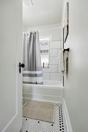 Bathroom - Comfortable Crescentwood Bungalow | 3 Bed | 2 Bath | (Winnipeg)