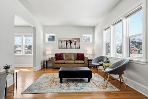 Comfortable Crescentwood Bungalow | 3 Bed | 2 Bath |