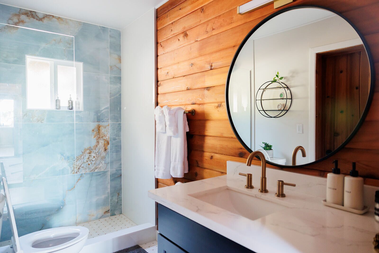 Shower, jetted tub, hair dryer, towels