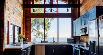 Oceanview Retreat Spacious Cabin For Reunions and Large Groups