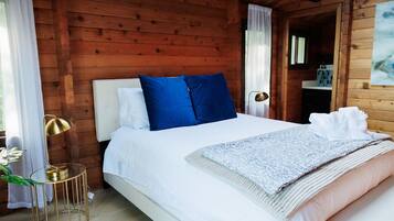 5 bedrooms, desk, iron/ironing board, travel crib
