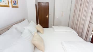 Zimmersafe, Verdunkelungsvorhänge, Bügeleisen/Bügelbrett