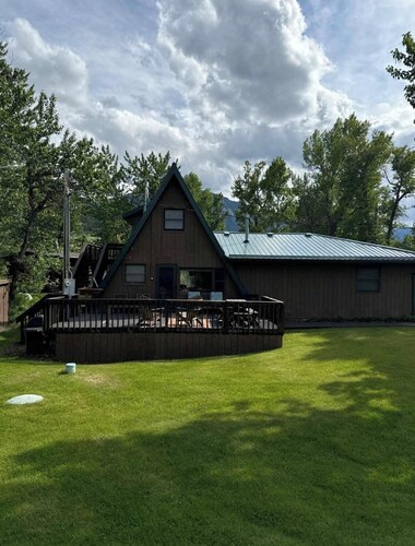 Nye, MT- Relax in this 2-bedroom cabin in charming Nye for your getaway