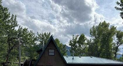 Nye, MT- Relax in this 2-bedroom cabin in charming Nye for your getaway