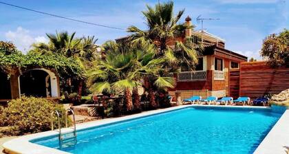 Villa Chalet Benidorm - Private pool, AirCon, Walk to city centre and beaches