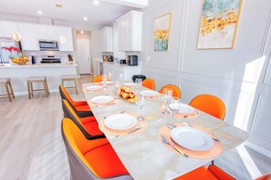 Dining - Amazing 5-bedroom house with AC in charming Las Vegas (Las Vegas)
