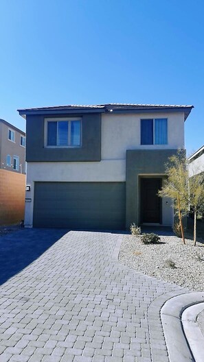 Exterior - Amazing 5-bedroom house with AC in charming Las Vegas (Las Vegas)