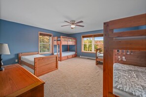 Free WiFi, bed sheets - Spacious 9BR Catskills Retreat • Views + Game Room (Andes)